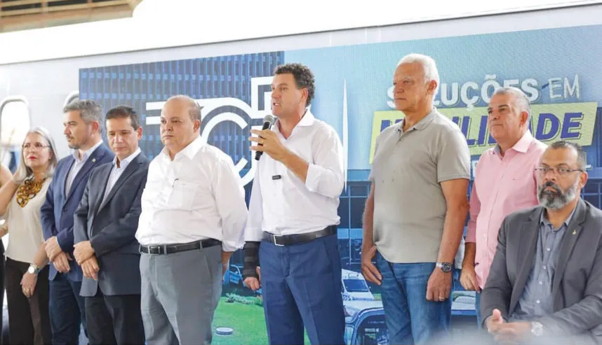 Deputado Iolando comemora a entrega de mais 25 vans para o DF Acessível