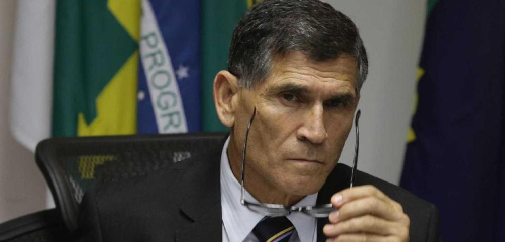 General Santos Cruz recebe ameaças e passa a andar armado