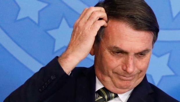 Acuado, Bolsonaro revoga artigo que deixaria trabalhador sem salário