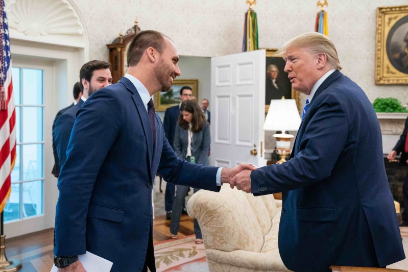 Eduardo Bolsonaro confirma submissão do clã a Trump e elogia corte de repasse dos EUA à OMS