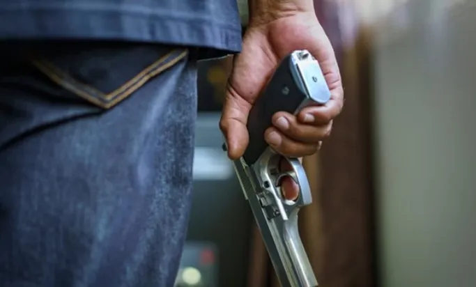 Servidores de administração regional são presos com arma e sem porte