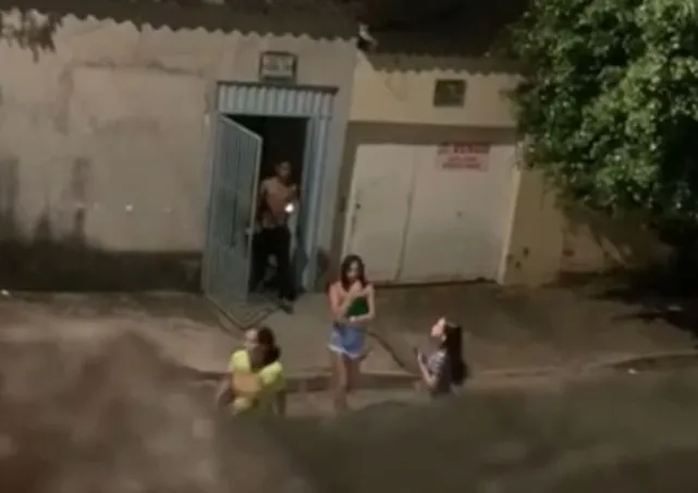 Vídeo: grupo deixou casa de mulher morta na noite do crime