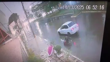 VÍDEO: mulher leva choque ao encostar guarda-chuva em fio de energia no DF