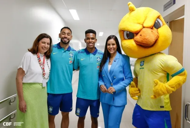 Jogadores e mascote da Seleção Brasileira visitam Hospital da Criança