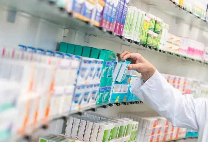 Conselho permite que farmacêuticos prescrevam medicamentos; entidades médicas apontam ilegalidade