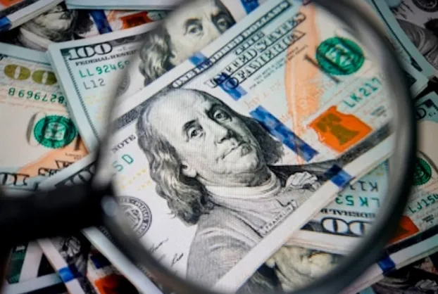 Dólar sobe a R$ 5,71 com freio na economia global. Bolsa tem leve alta