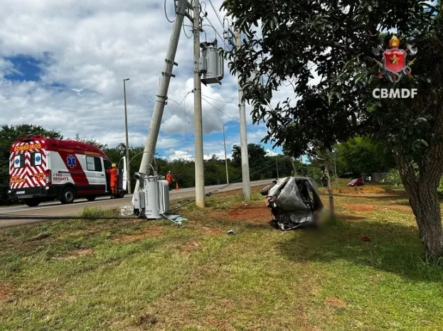 Motorista morre após carro bater contra poste e capotar na DF-280