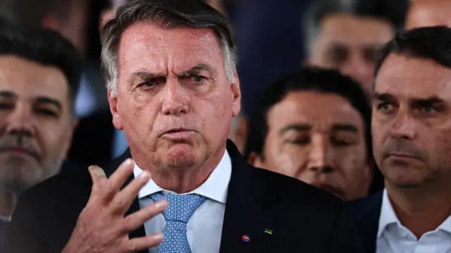 Bolsonaro fala em perseguição