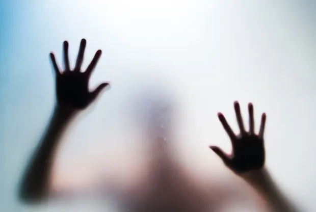Homem espia casal de amigos transando, e mulher se revolta: “Terror”
