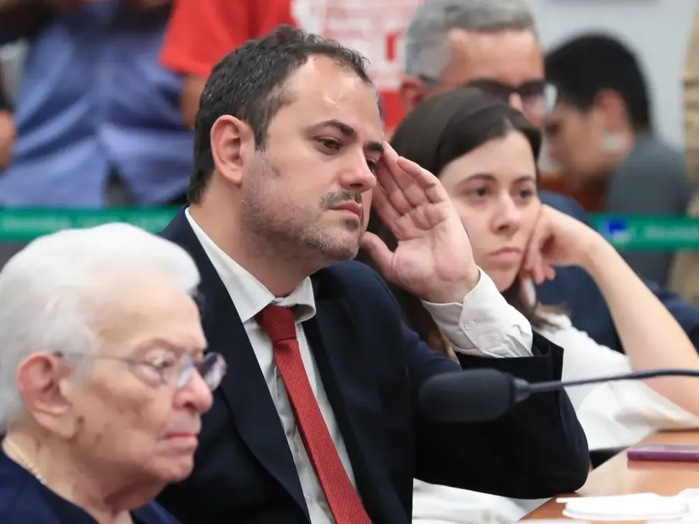 Glauber segue em greve de fome e diz que irá passar fim de semana na Câmara