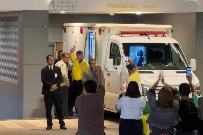 Bolsonaro chega a Brasília e pode passar por cirurgia no domingo (13/4)