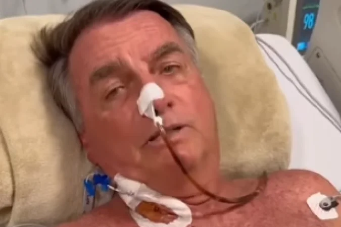 Cirurgia de Bolsonaro termina após 12 horas