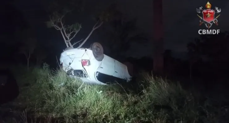 Dois jovens e duas crianças ficam feridos após carro capotar na DF-250