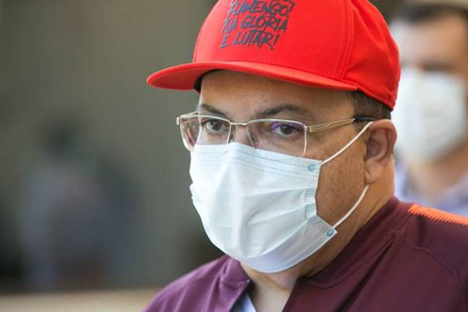 Com fortes dores, Ibaneis volta a hospital onde fez cirurgia no intestino