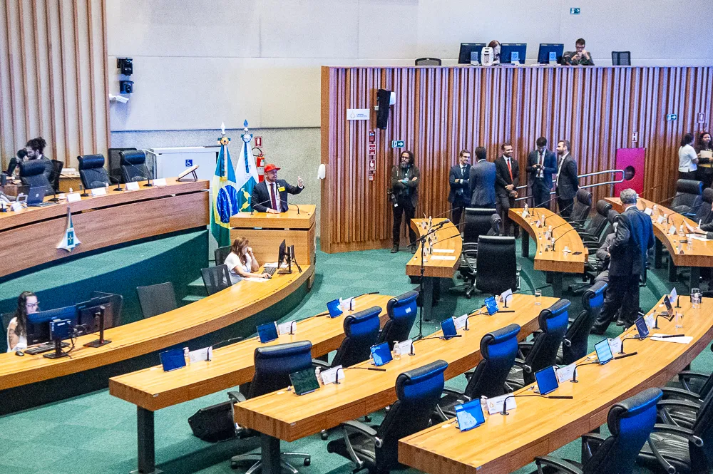 Deputados cobram regulamentação das redes sociais após morte de criança