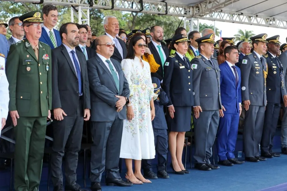 Troca da Bandeira atrai brasilienses e turistas em celebração aos 65 anos de Brasília