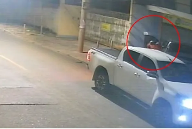 Trio desova corpos de casal morto a tiros em caminhonete no DF. 