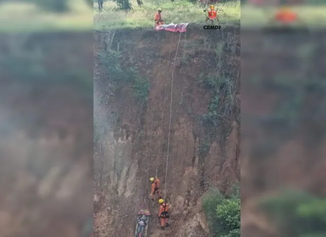 Homem cai em erosão com 20 metros de profundidade no DF. Veja vídeo