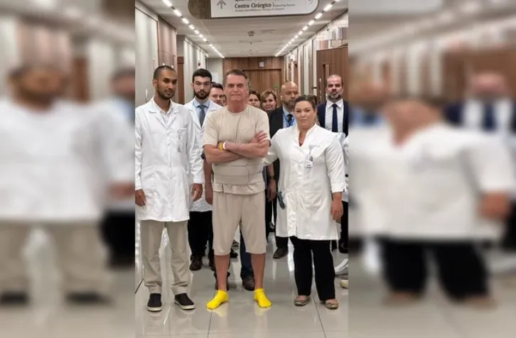 Bolsonaro posta foto com equipe médica e afirma: “Sigo confiante”