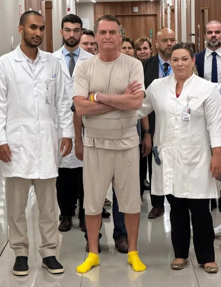 Vídeo: Bolsonaro recebe alta de hospital em Brasília após 3 semanas