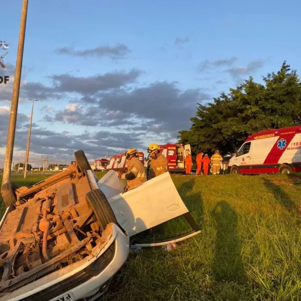 Capotamento na BR-070 deixa quatro feridos, incluindo gestante e duas crianças