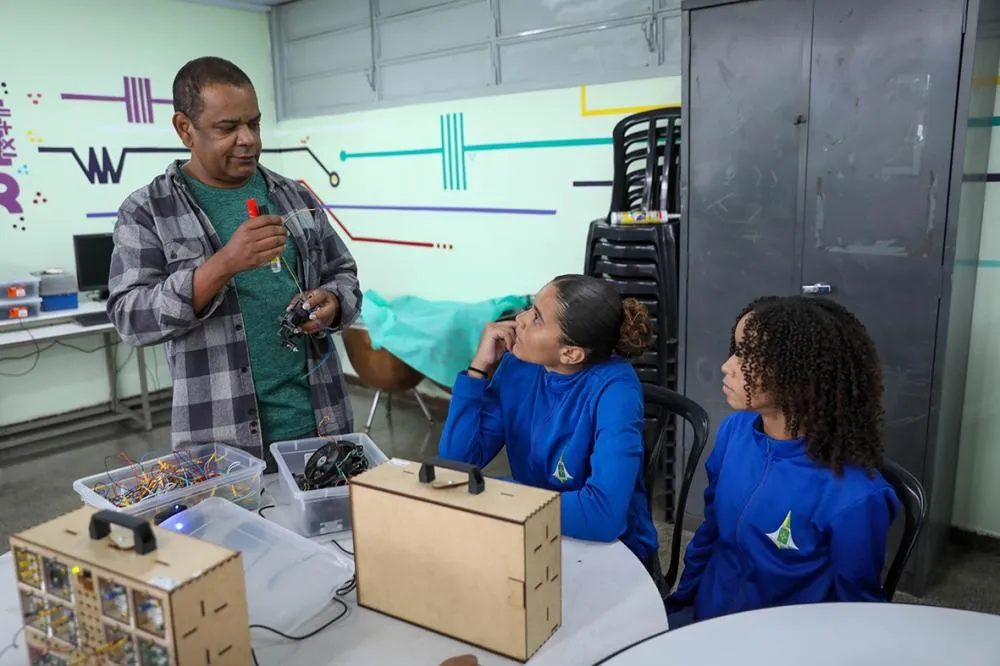 Estudantes do Guará aprendem sobre ciência e tecnologia com autonomia e mão na massa