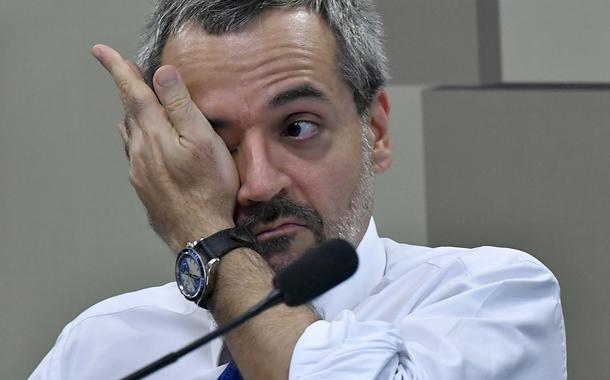 Senador Randolfe Rodrigues pede a prisão de Weintraub