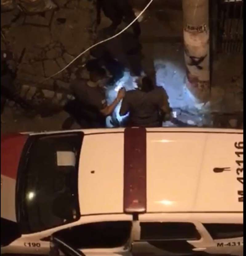 Oito policiais são presos após gravação mostrar agressões em ocorrência