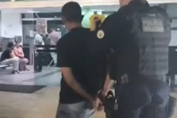 Vídeos flagram homem invadindo lar de mulher e sendo preso pela PMDF