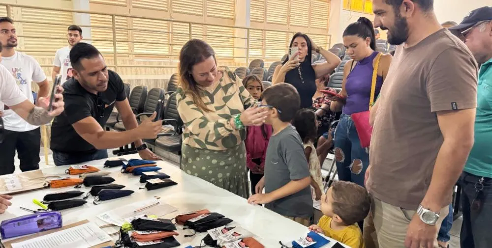 Projeto Em um Piscar de Olhos entrega óculos para estudantes da rede pública