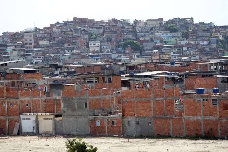 Menino de 11 anos morre após ser baleado por outro menor no Complexo da Maré