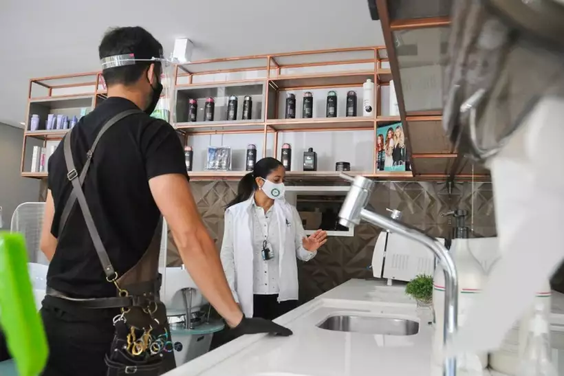 Vigilância Sanitária fiscaliza salões de beleza, barbearias e academias