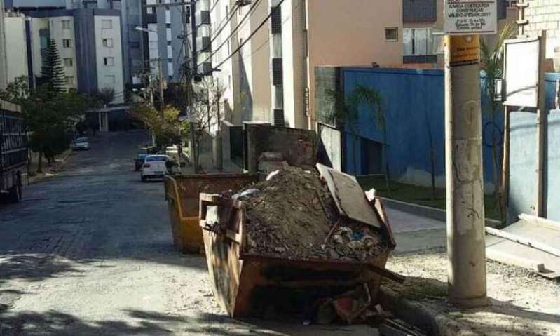 Suspeitos de tentar roubar carro são presos dentro de caçamba em BH