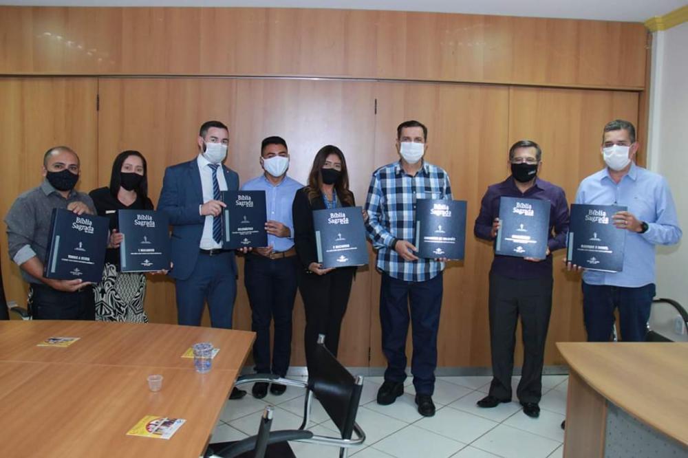 Representantes da Sociedade Bíblica do Brasil (SBB) entrega exemplares da Bíblia Sagrada em braile para a prefeitura de Águas Lindas (GO).