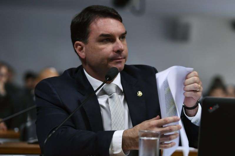 Flávio Bolsonaro presta depoimento sobre vazamento de operação da PF