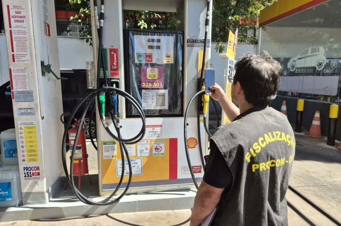Procon DF fiscaliza postos de gasolina após aumento de preços