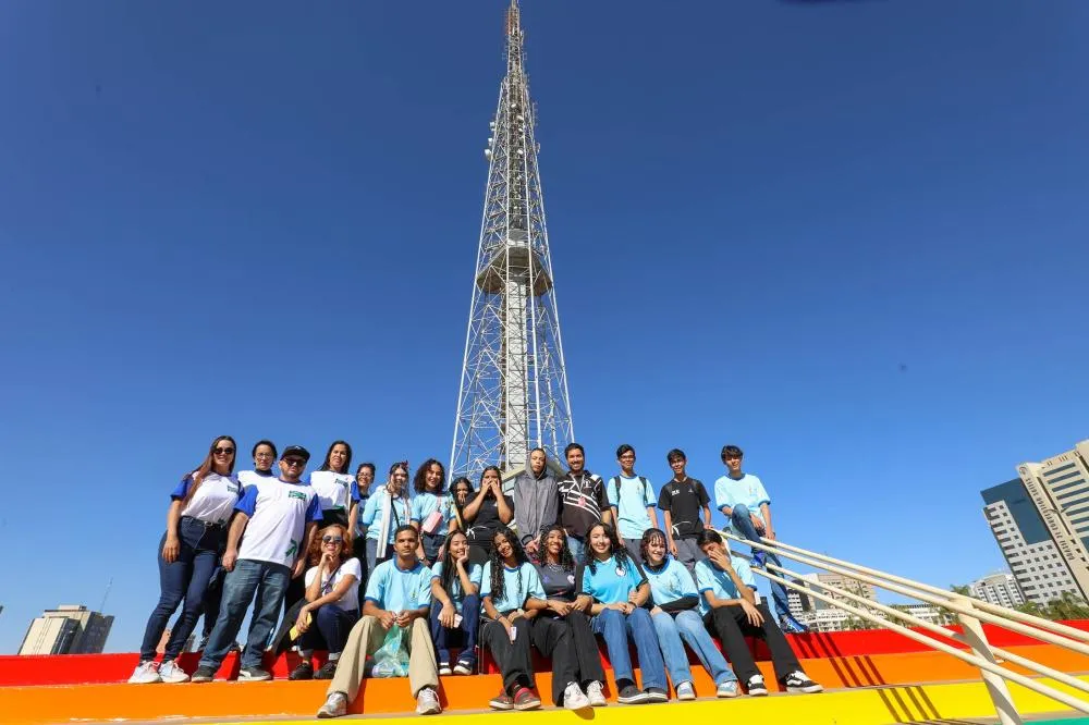 Turismo Mais Brasília leva estudantes da rede pública a pontos cívicos do DF
