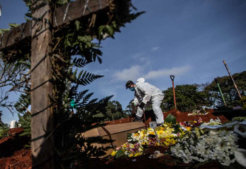 Brasil registra média móvel de 866 óbitos pelo novo coronavírus