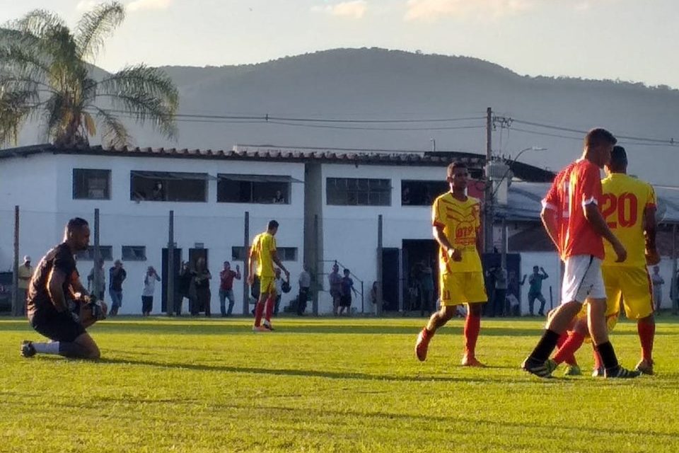 Que confusão! Goleiro Bruno rescinde contrato com Poços de Caldas