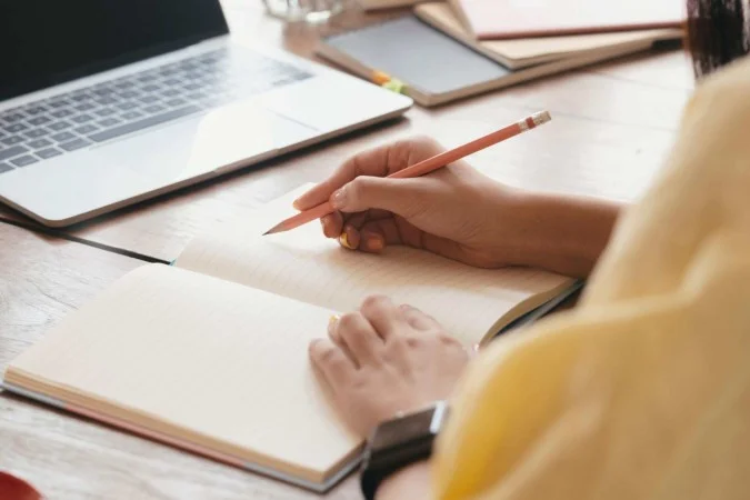 Cronograma do processo seletivo para professor temporário no DF é retificado