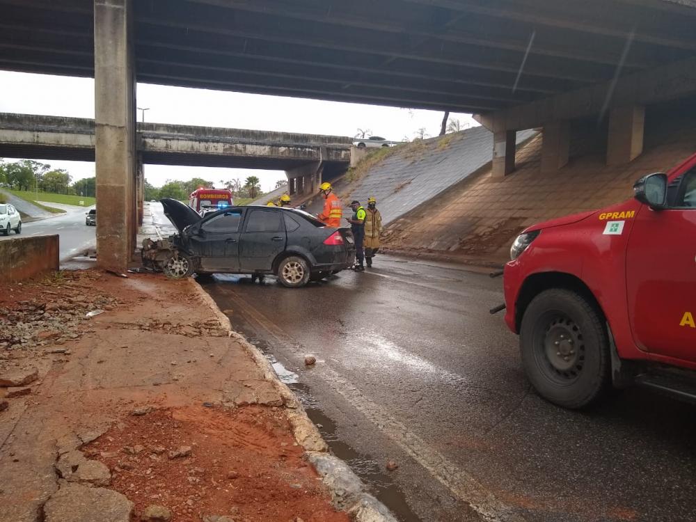 Veículo atinge pilar de alça de acesso para a Ponte JK