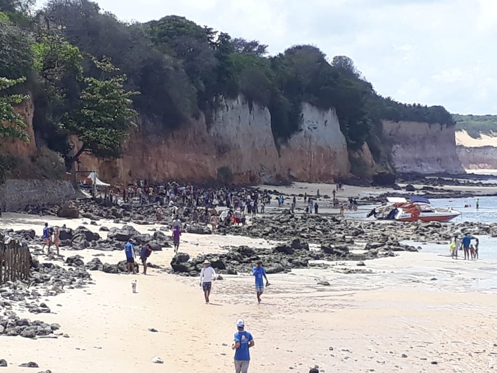 falésia desaba na Praia de Pipa, no RN, e mata três pessoas