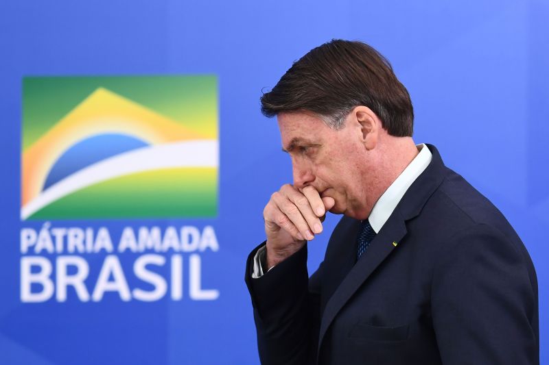 Bolsonaro diz que cheques de Queiroz eram para ele e não para Michelle