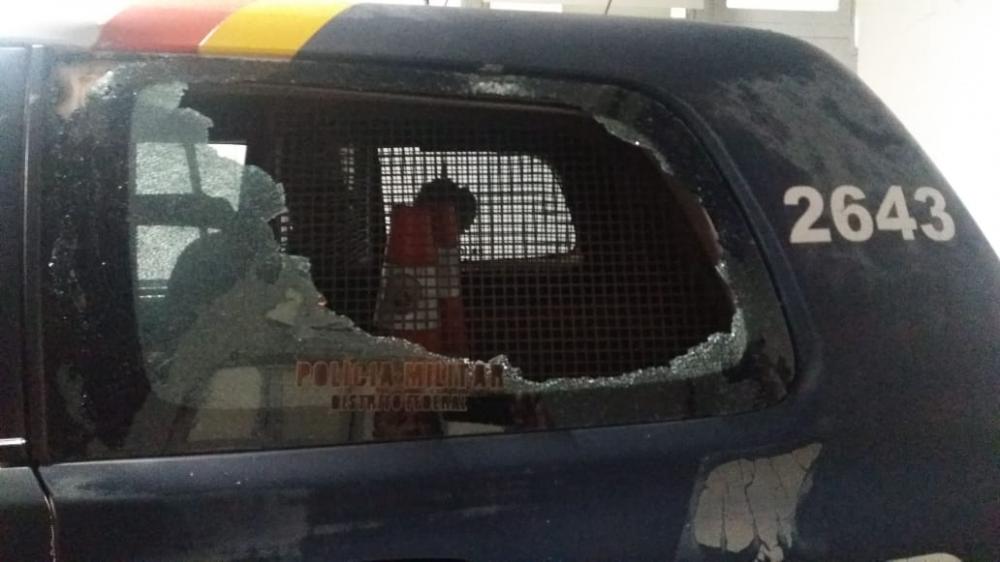 Policiais interrompem festa com mais de 80 pessoas e são agredidos