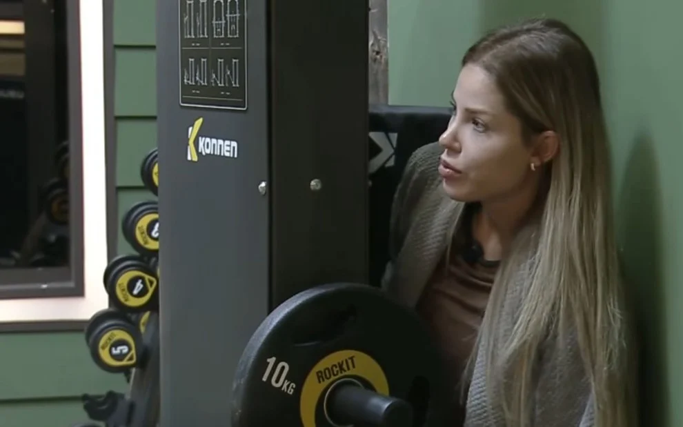 A Fazenda 17: Saory dá perdido e deixa Rayane sozinha para recolher cocô de vaca.