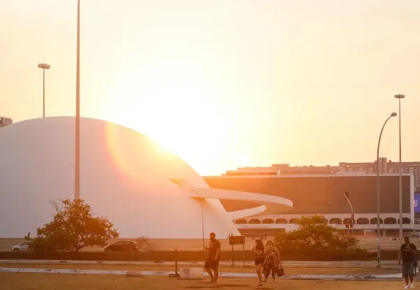 Semana começa com calorão no DF; confira a previsão do tempo