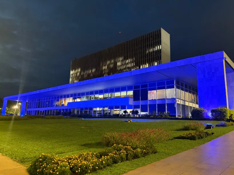 Palácio do Buriti é iluminado de azul em alerta contra o câncer de colo do útero