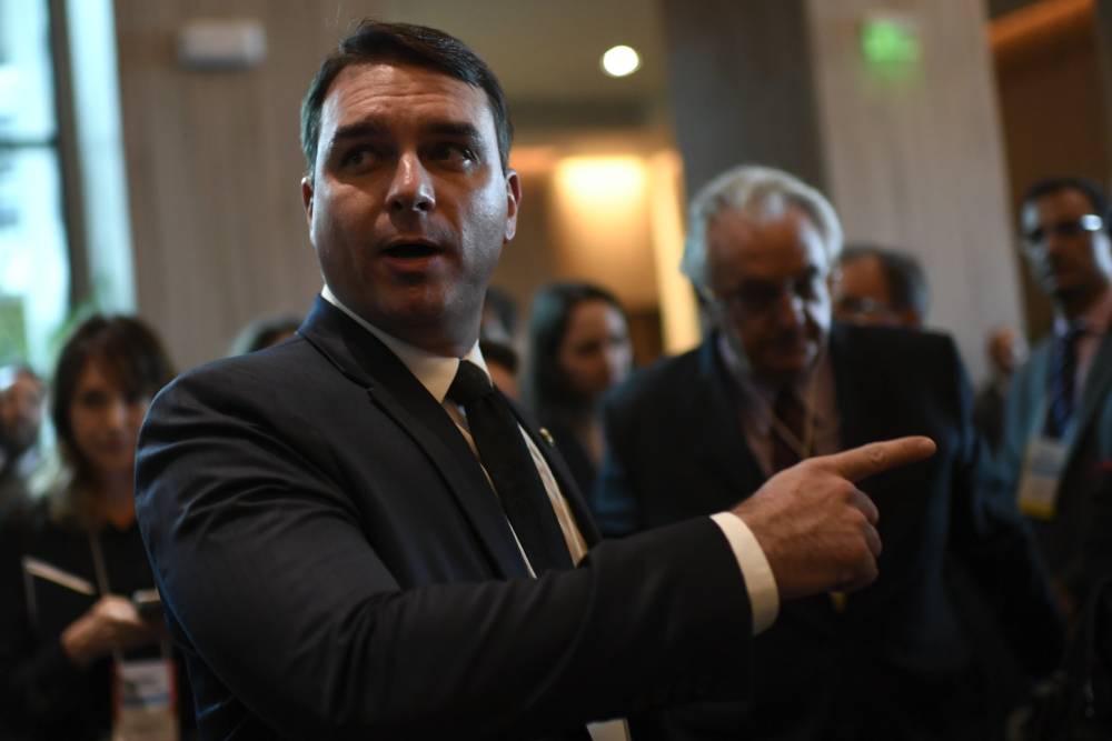 Flávio Bolsonaro provoca Maia horas antes das eleições da Câmara
