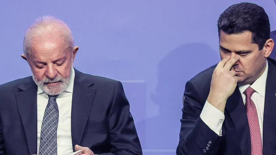 Alcolumbre reage a Messias com pauta-bomba e rachando com o governo