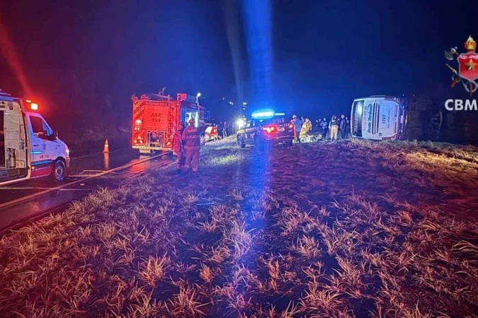 Capotagem de ônibus após colisão no DF deixa 27 feridos, 3 em estado grave